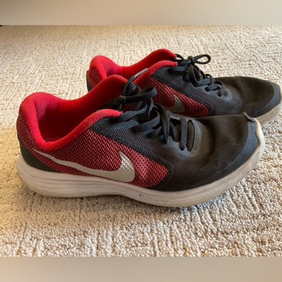 👟❤️ Nike Boys Revolution 3 Sneakers University Red / Metallic Silver Size 6.5Y - Picture 3 of 10